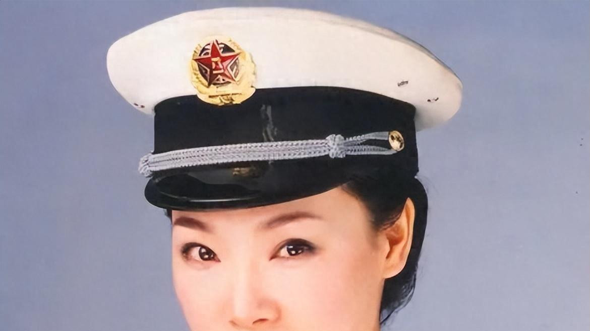 |她被誉为军中花仙子，连续15年上春晚，男友患癌离世，52岁仍单身