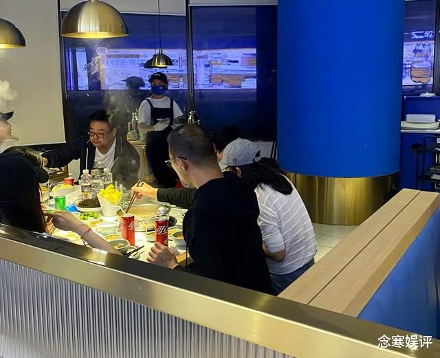 费德勒|章子怡和汪峰在三亚过年,大厅里吃火锅没人打扰,不把明星当回事