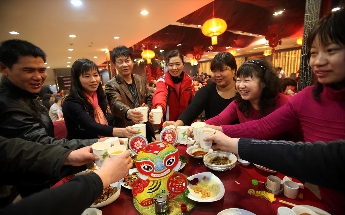 公司元旦开年会,同事女儿在酒桌上说一话,听完老板脸都绿了