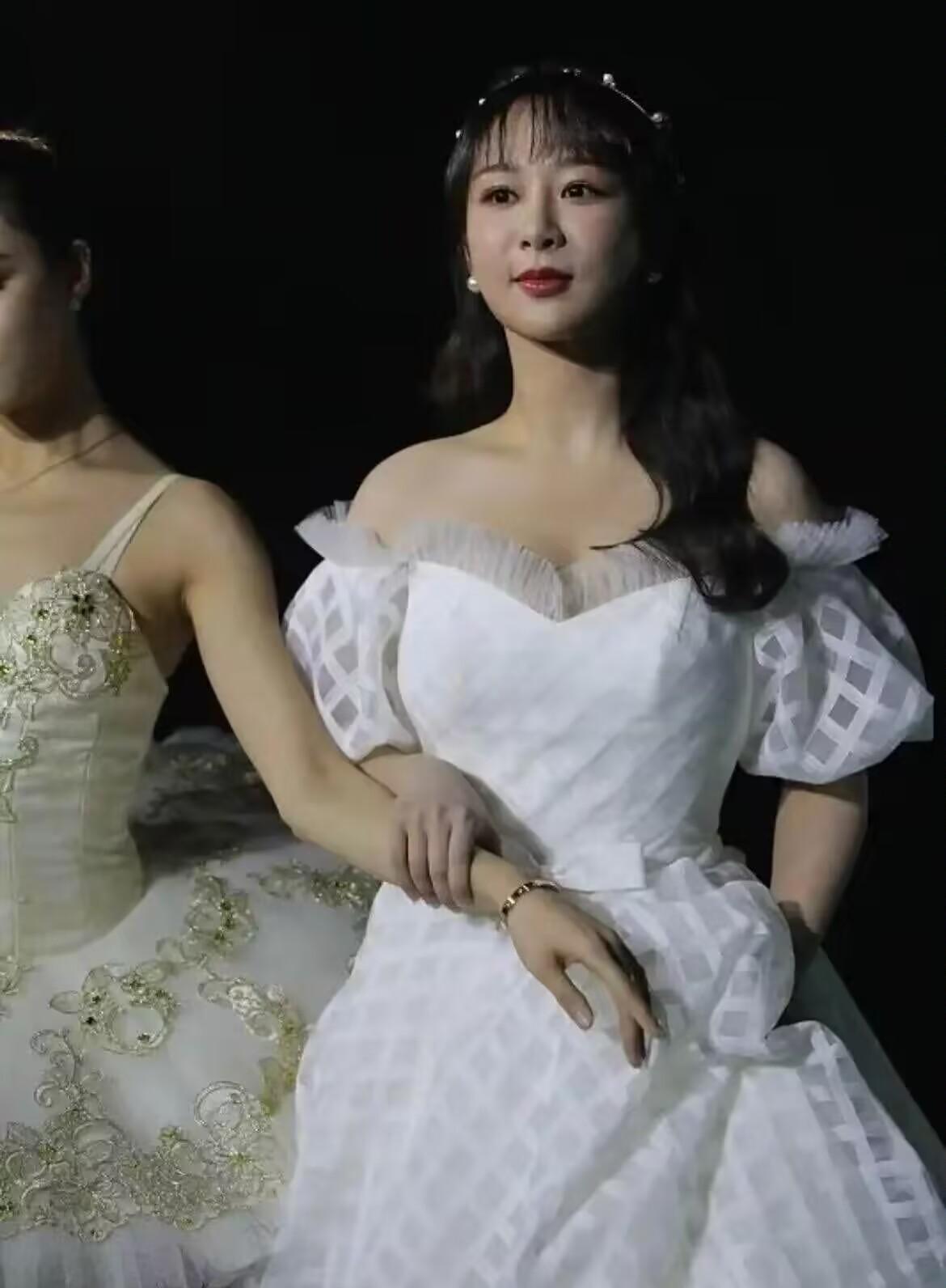 一直以为杨紫身材偏胖,看到她的无修生图后才发现,我错了