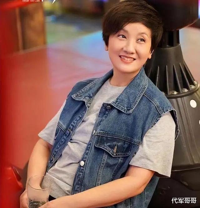 65岁的邓婕，终于为自己的“丁克”付出了代价