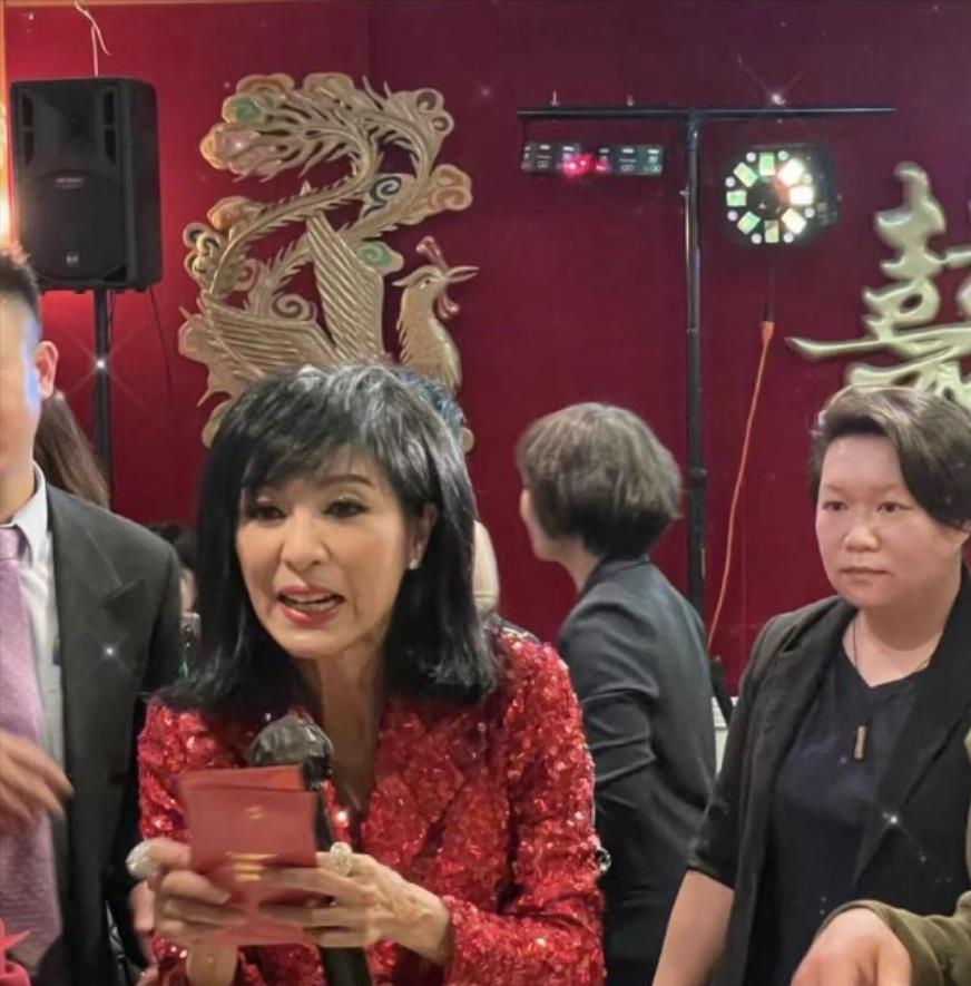 米雪|成龙苦追八年,67岁沦落酒楼卖唱?