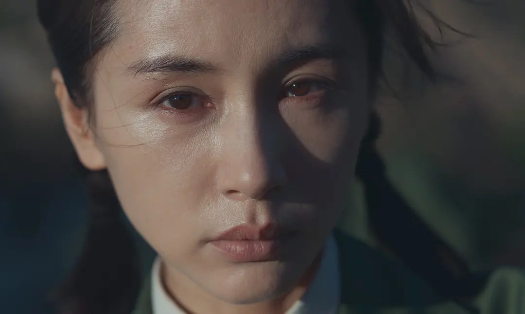 反观网飞版的《三体》,虽然也选择了极具东方气质的演员,但远没有国内