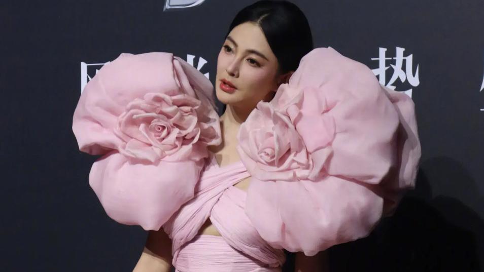 在红毯上勒出赘肉的张雨绮，把她的“中年尴尬”展现得淋漓尽致