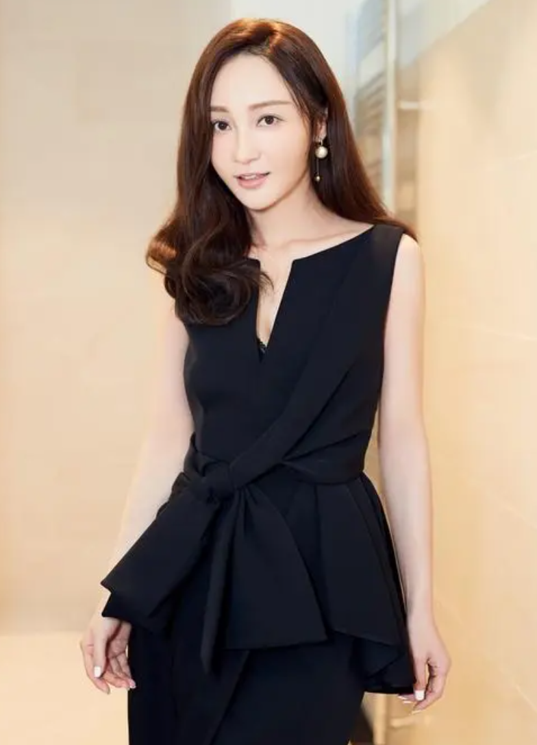 姚笛|群星聚会姚笛素颜认不出,嘴乌黑撞脸应采儿,未戴婚戒疑早已离婚!