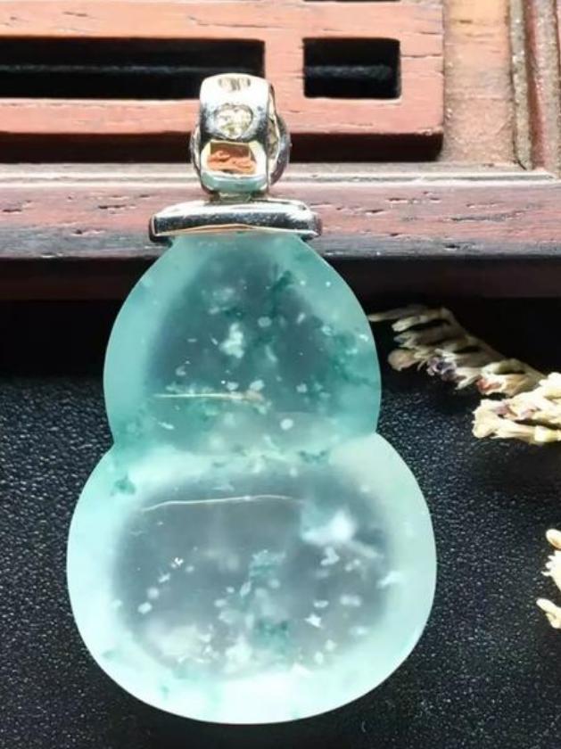 冰种翡翠|冰种翡翠也有棉絮,为什么还那么受欢迎?