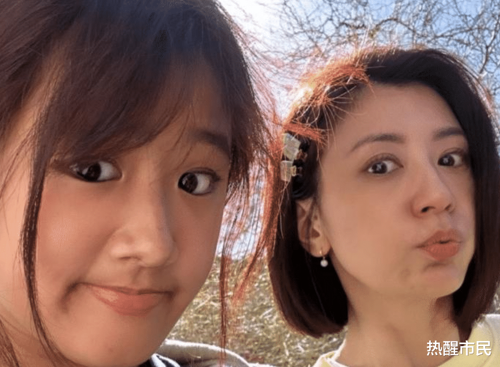 贾静雯|贾静雯17岁长女独自国外求学，染红发眼线夸张，大方承认想当艺人