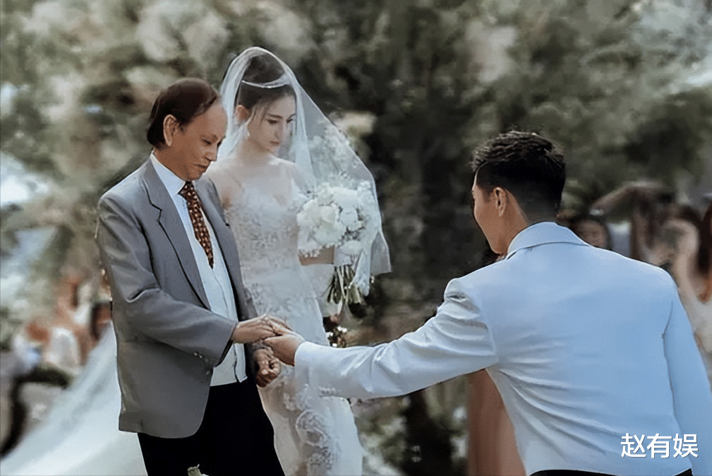 何超莲|大婚才20天,何超莲“面目全非”,鼻子和脸变圆润,背带裤遮孕肚