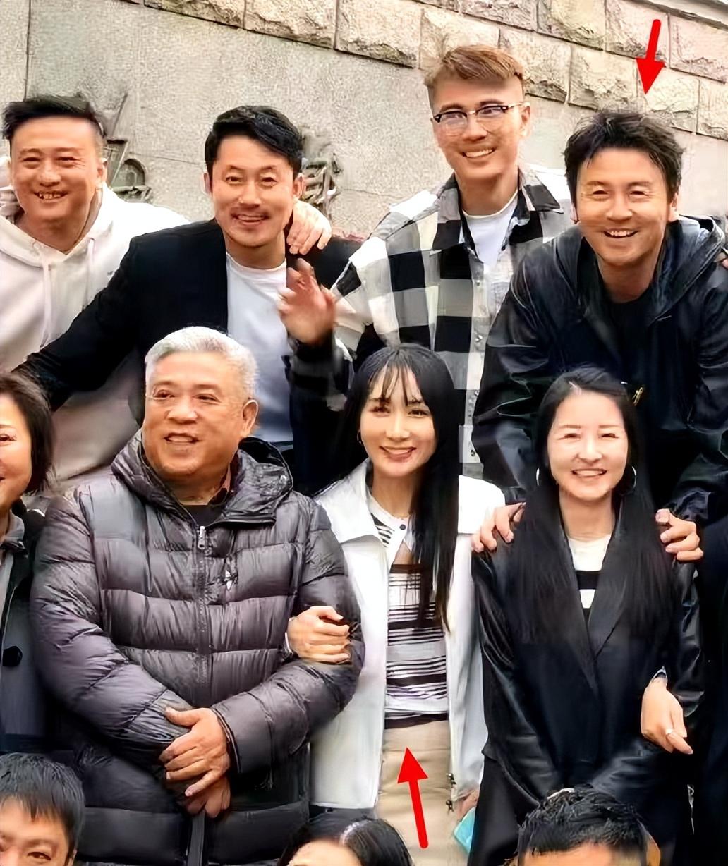 雷佳音|雷佳音携老婆参加校友会,孙艺洲夫妇也在,两位明星太太气质开挂