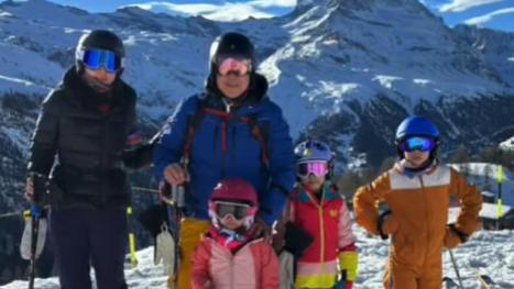 郭晶晶公开全家福，77岁霍震霆戴红帽好喜庆，孙子霍中曦似他翻版