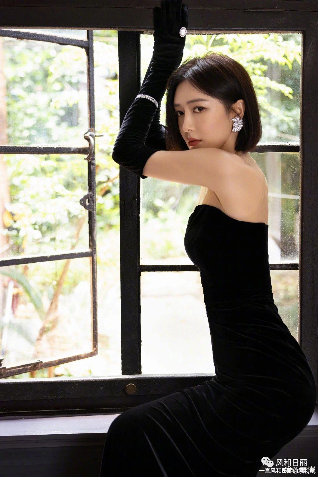 秦岚刚过完44岁生日,一身百褶短裙超减龄,事业爱情双丰收,春风得意