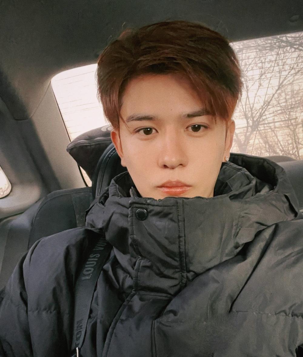 明星|娱记曝男星将会所当跳板，晒23岁鲜肉约见富婆合照，二人头靠头