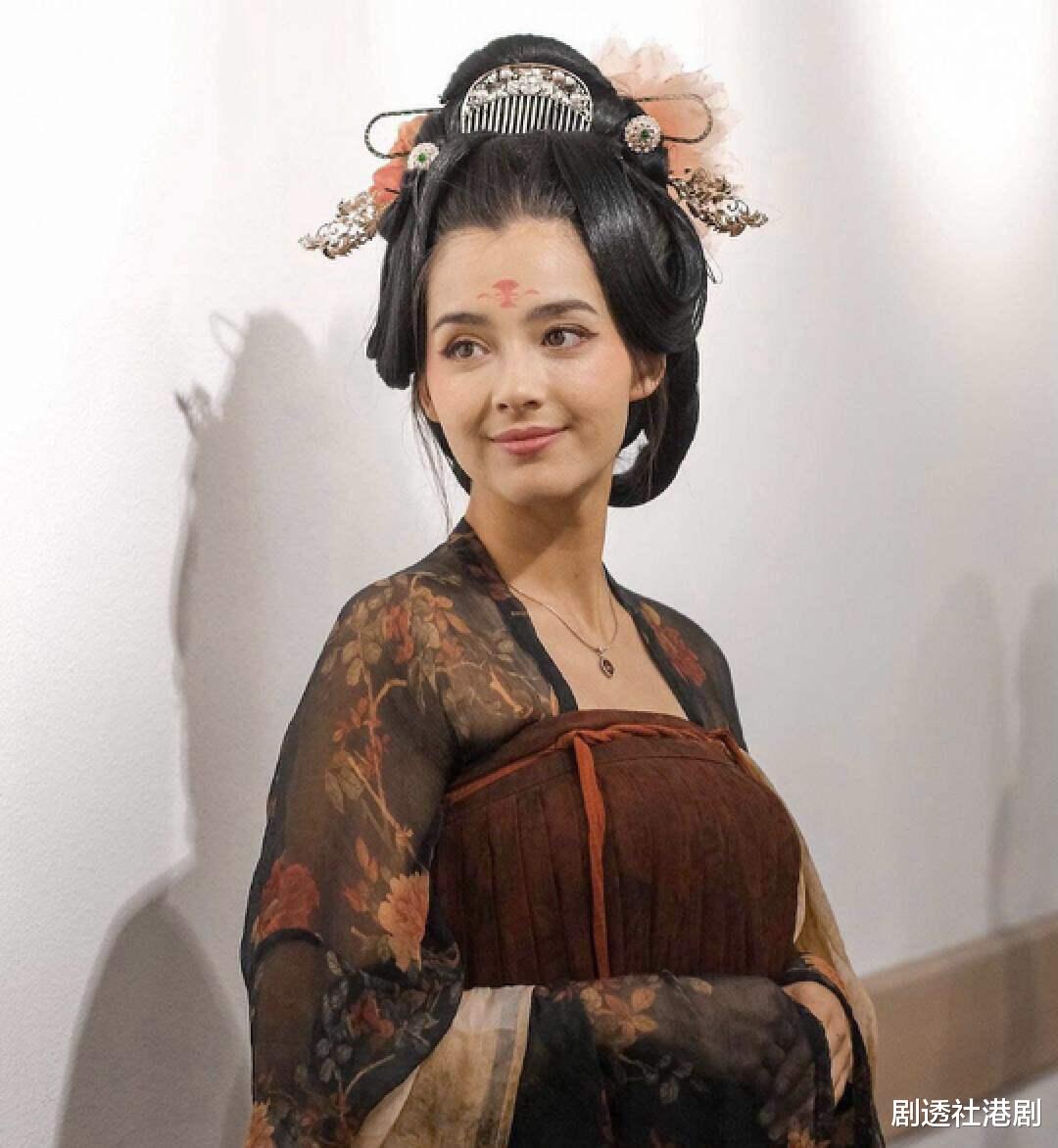 TVB前港姐冠军被质疑坐冷板凳!事业高开低走,戏外狂练粤语