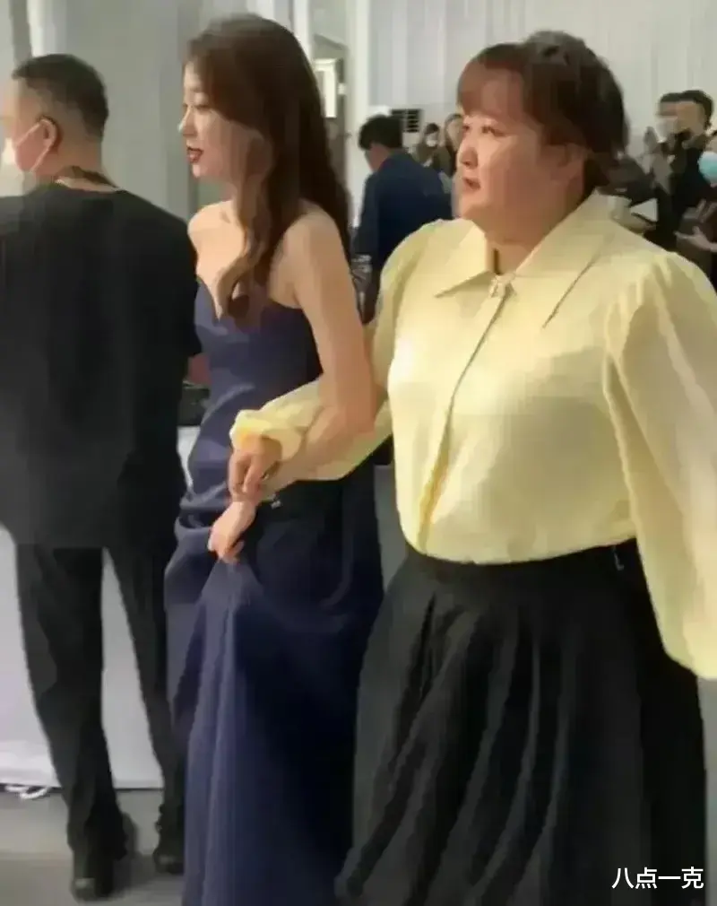 贾玲为新电影暴瘦100斤!五官立体,肌肉线条明显,网友直呼认不出