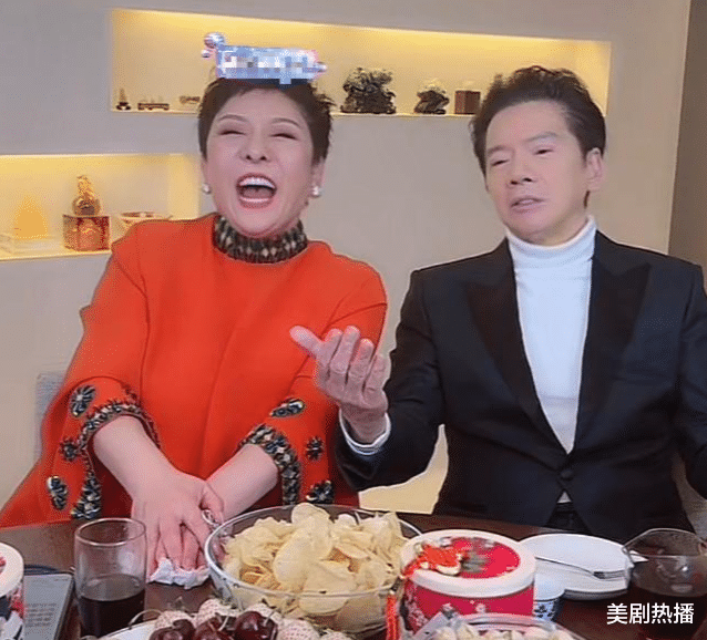 大鹏|向华强夫妇同框直播,连线张艺谋恭喜电影大卖,却被吐槽蹭热度