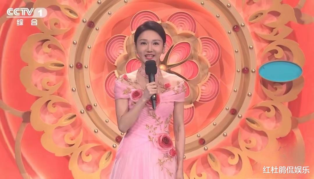 龙洋|央视龙年春晚完成首次彩排，主持人龙洋现身，另外两位也可以锁定