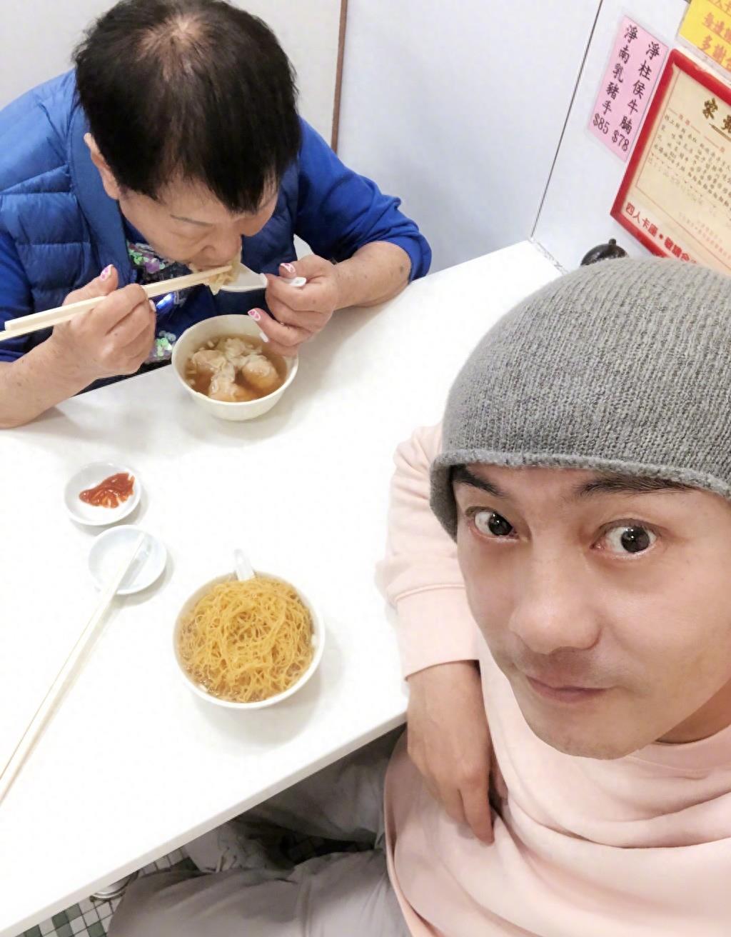 张卫健太孝顺!带8旬母亲吃饭凭光头被认出,为照顾母亲夫妻分居