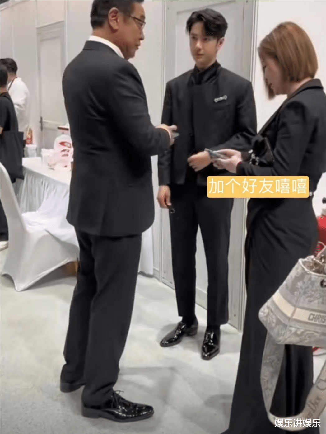 王一博|王一博成杜华人脉,与尔冬升华表奖后台热聊,裤子热度露平台用心