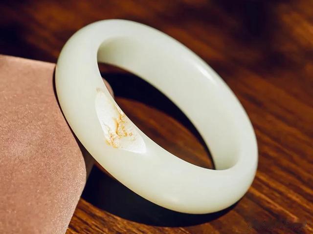 |玉器店里能见到的和田玉手镯，您都能分得清吗？