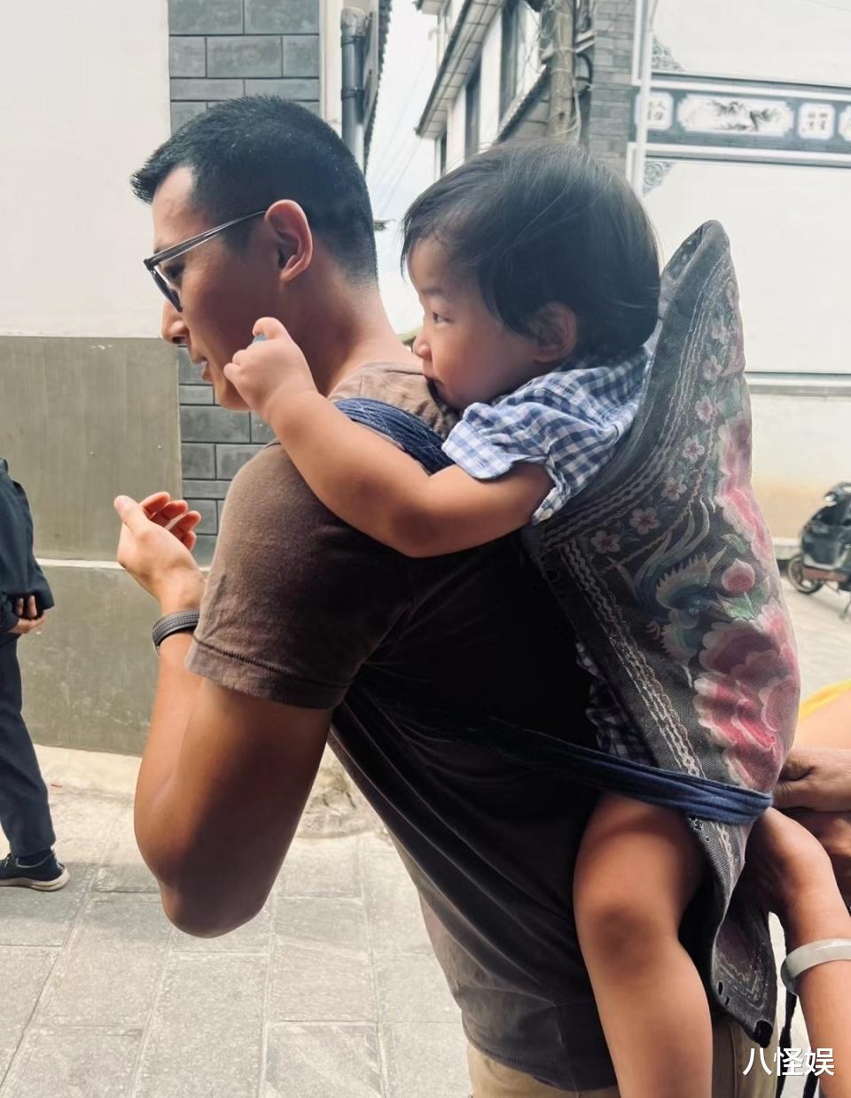 朱珠老公携女看展,一手抱娃一手喂饭,朱珠淡定观看家庭地位曝光