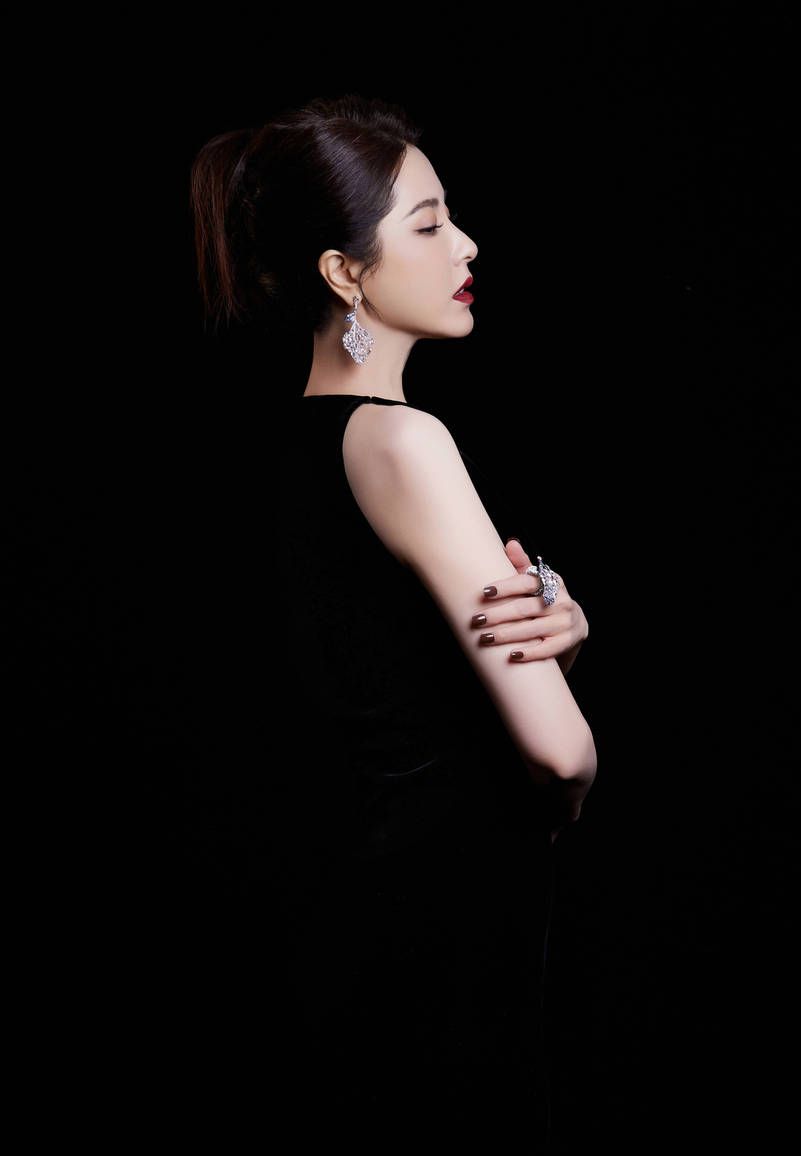 曾黎黑裙红唇衬托女王气质 目光如炬美艳动人