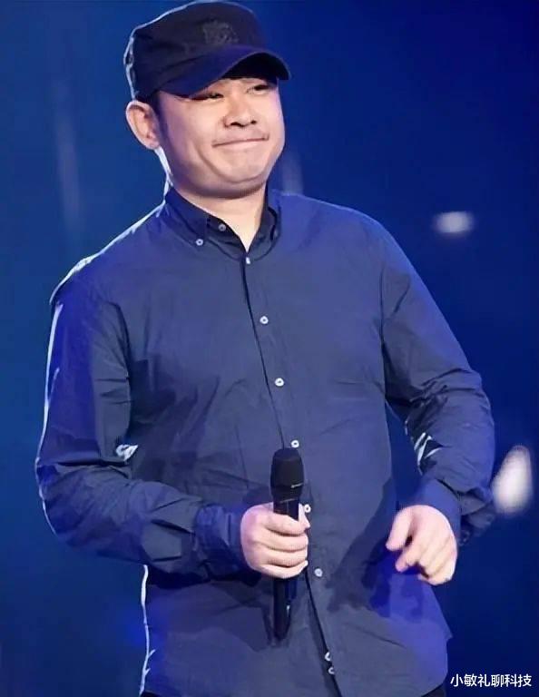 |51岁刀郎消失许久美娇妻陪同罕现身,模样变化大撞脸徐峥范伟,曾被圈内人封杀