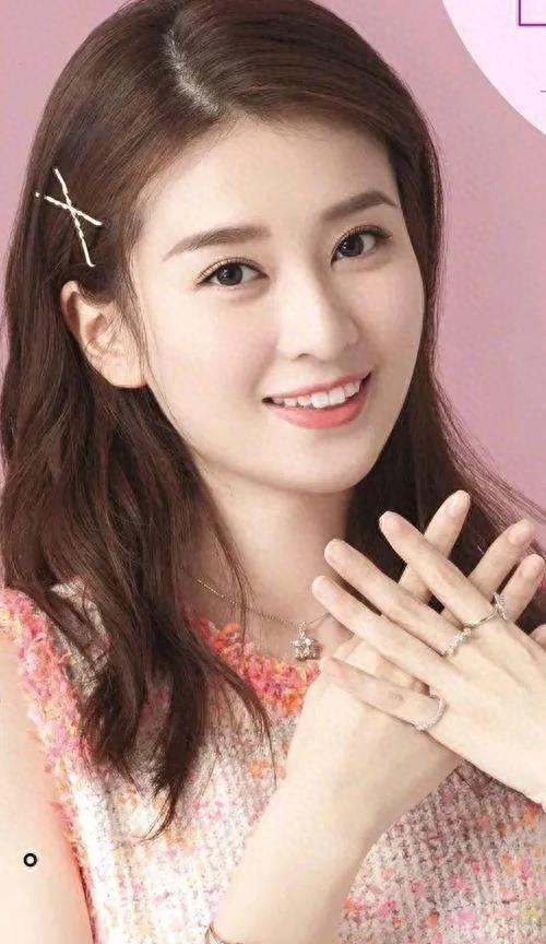 有种顽强叫“我没整容”!明明从大饼脸变成V脸,真当观众看不见