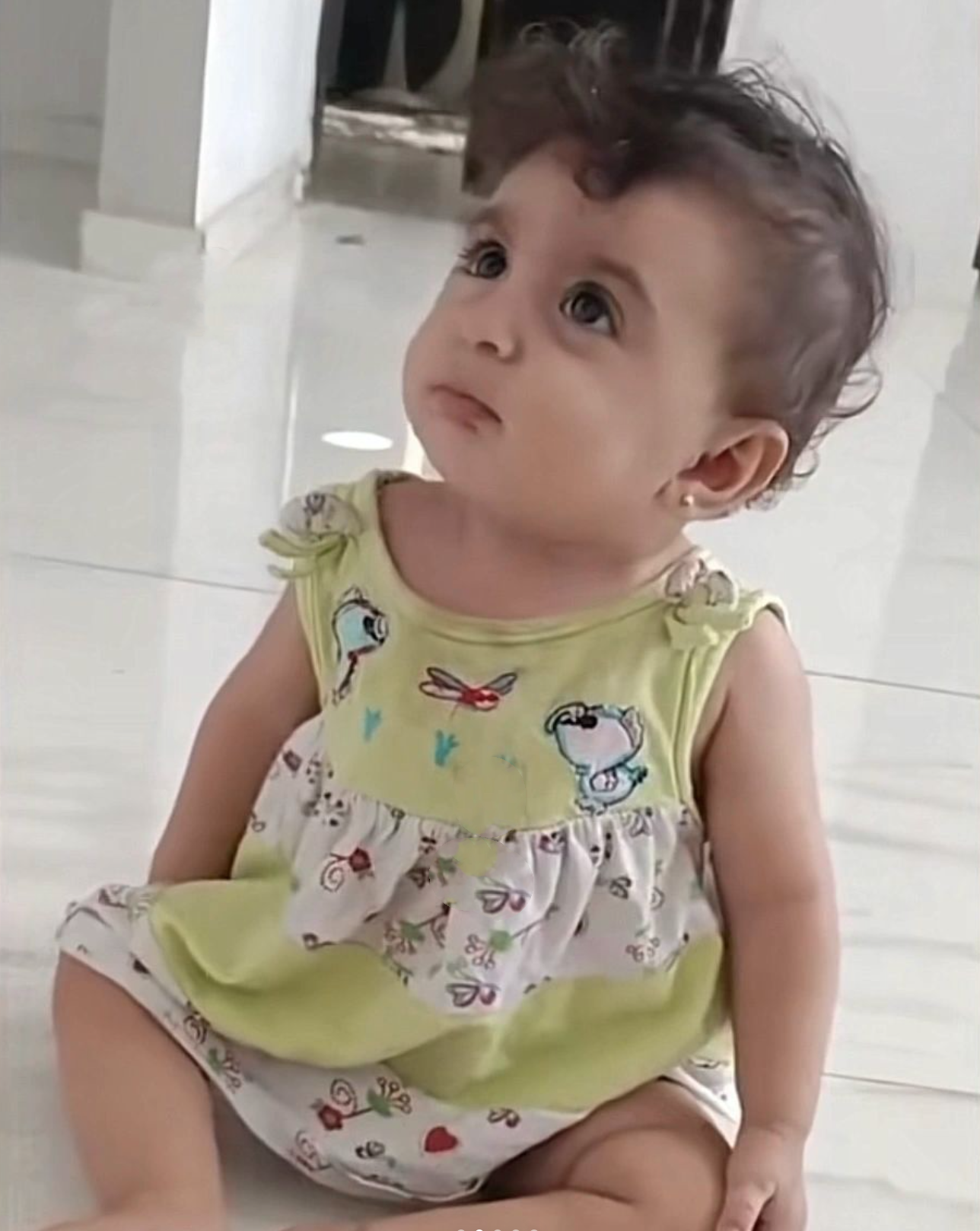 加沙天使女孩和家人一起出镜，穿奶黄衣服好可爱！哥哥颜值也好高