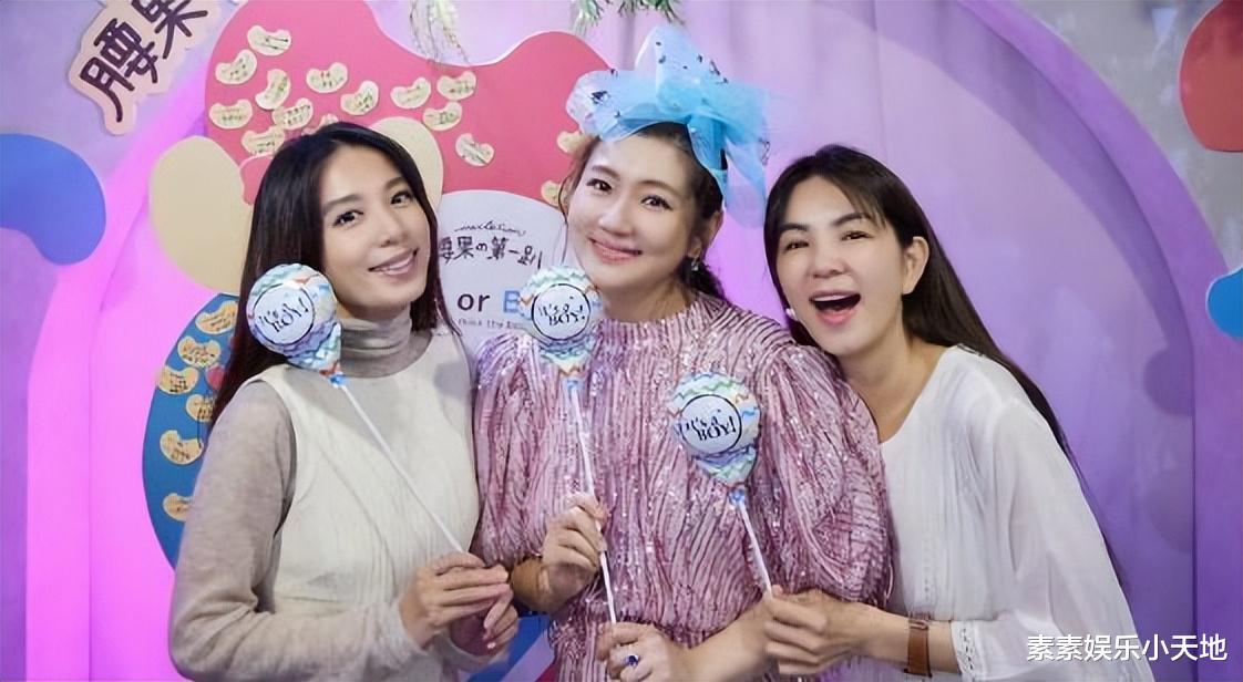 Selina|Selina怀孕5个月现身，穿蓝色长裙遮孕肚，笑着分享当孕妈的幸福