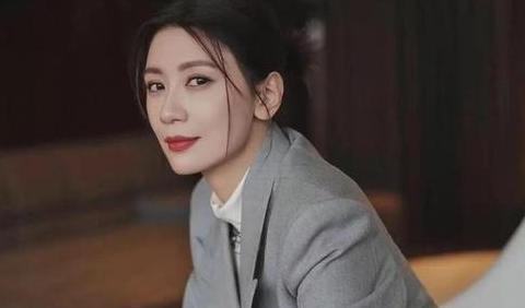 穿衣搭配|“夫妻本是同林鸟”,但抱歉!这一次修杰楷“救”了贾静雯了