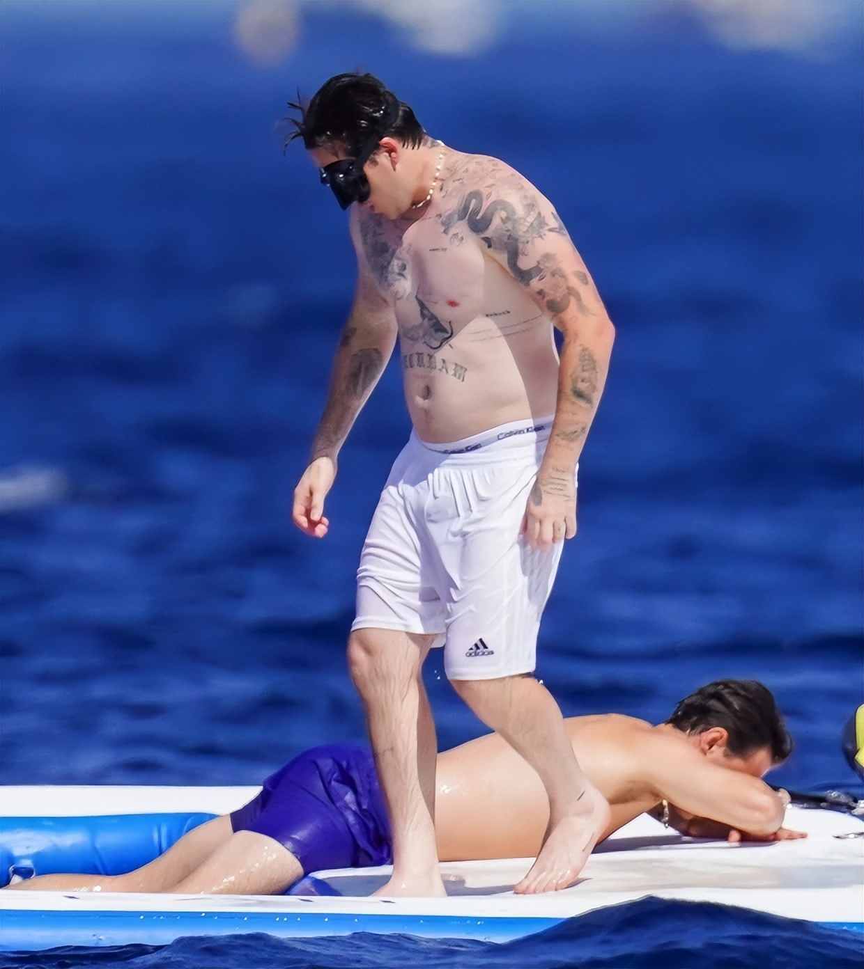 小贝大儿子法国玩嗨!和白富美老婆海边漫步,肥嘟嘟身材太油腻了