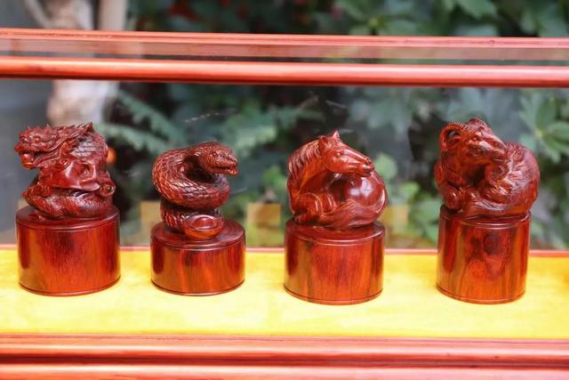 小叶紫檀|十二生肖!大师级小叶紫檀手工木雕作品!漂亮
