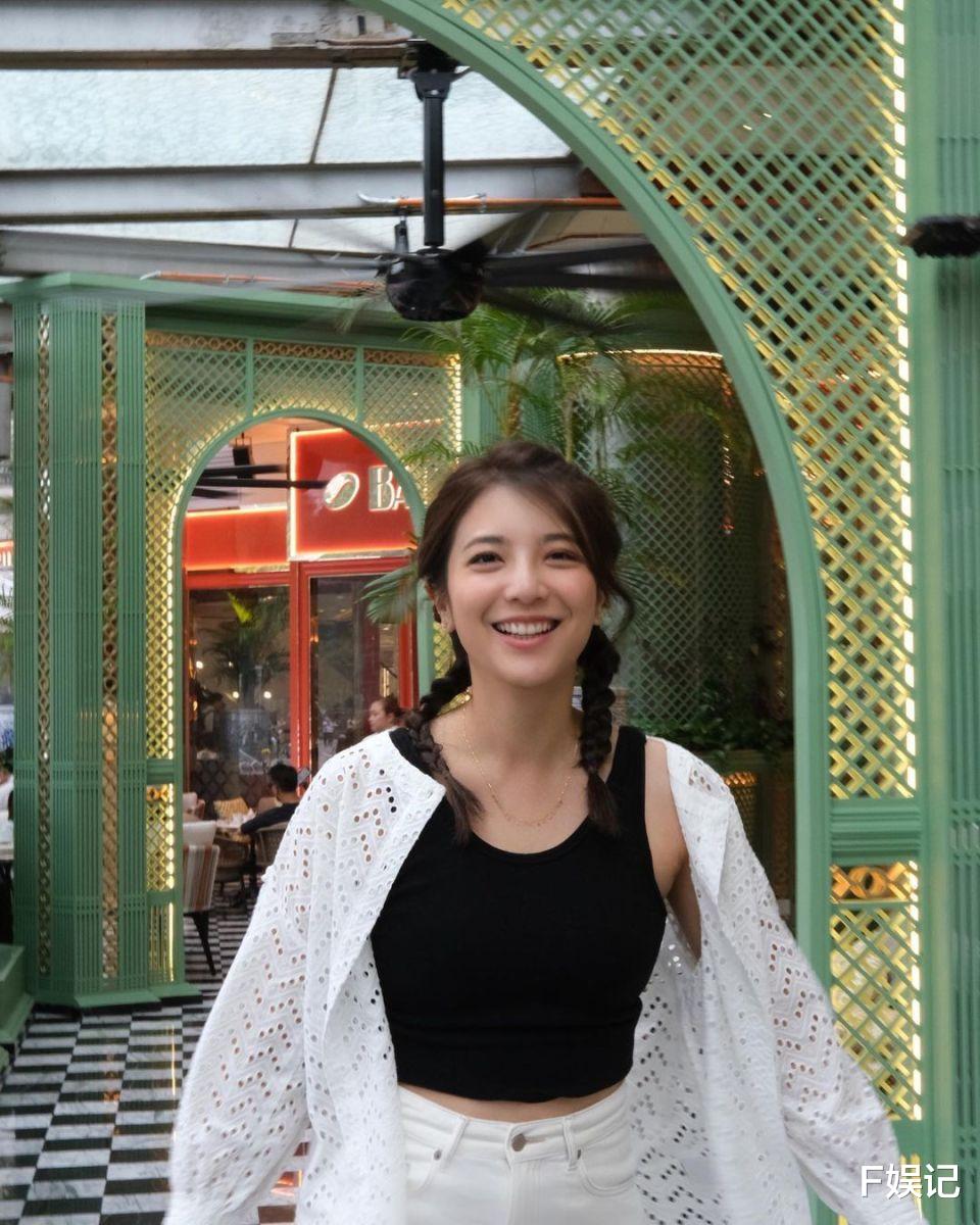 与单文柔带女儿出去吃饭享受家庭乐 陈展鹏在新剧里发挥可以