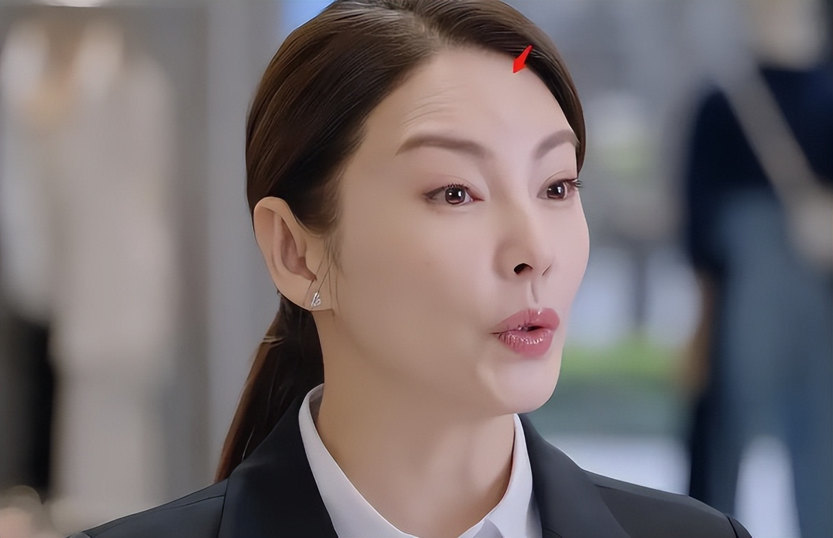 当“整容脸”混进央视职场剧，撞上天然脸演员，简直是降维打击