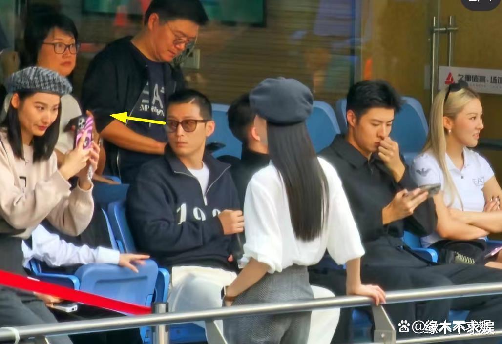 窦骁成“全职女婿”,陪何超莲看网球太专心,看王诗晴眼神变化大