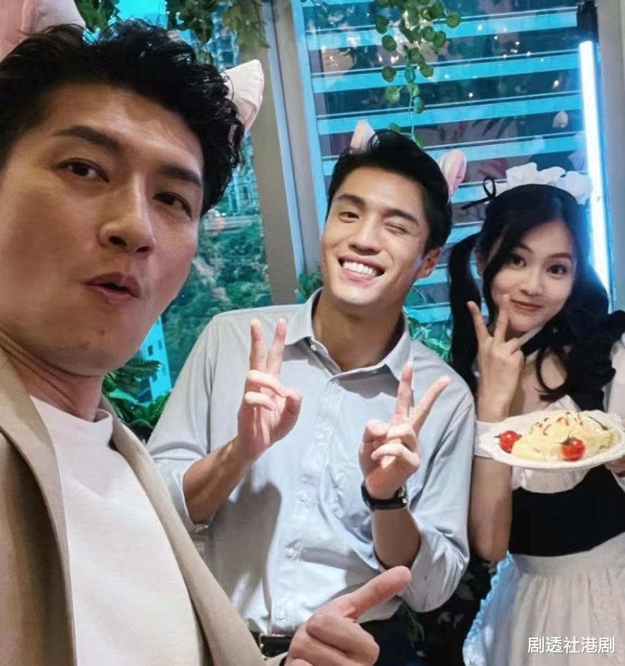 恋爱气息？TVB小花手捧花束晒甜笑美照，肩披西装外套被质疑是男装