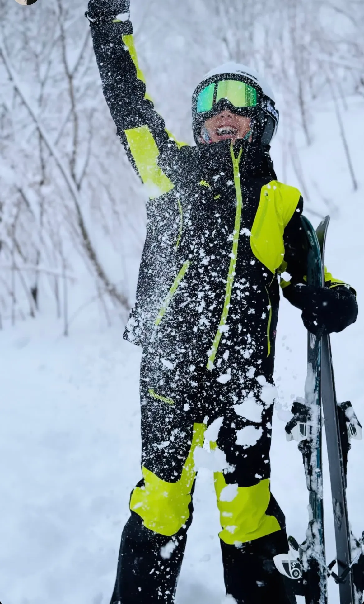 应采儿陪大儿子去滑雪，10岁Jasper滑雪造型又酷又帅，玩得超欢乐