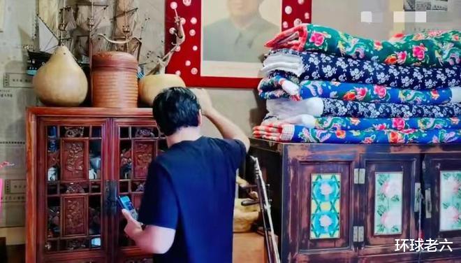 赵本山农村豪宅宴客,穿万元衣亲自下厨炒菜,周围一群人打下手