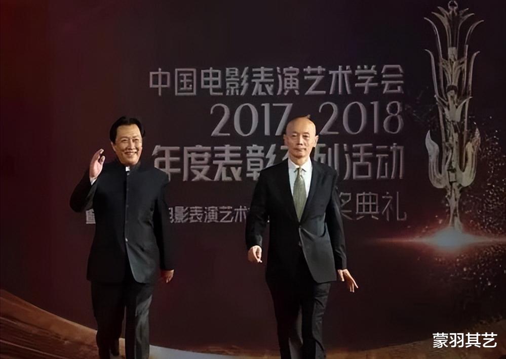 |华表奖另一面：陈道明霸气握手，章子怡屈膝握手，背后的级别差