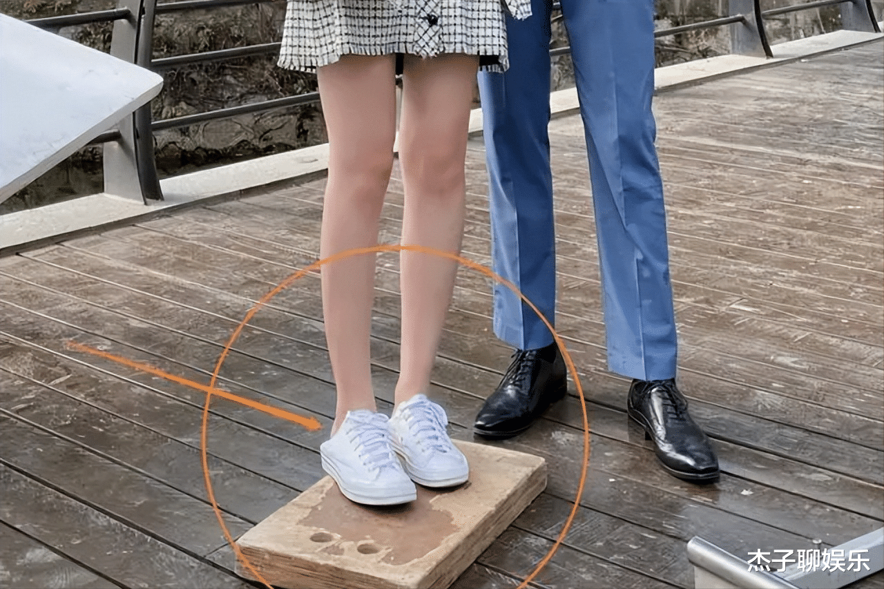 难怪导演不敢拍下半身!镜头下拉后,是无法想象的“尴尬景象”