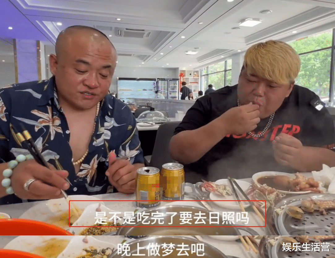 哑铃|胖猴仔复胖600斤,提桶吃自助嗦一桌,600W打水漂,教练:救不了