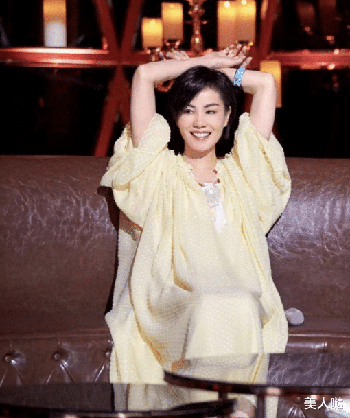 牛仔裤 王菲刘嘉玲豪宅聚会照流出，仅5岁之差却一个灵动少女，一个犀利大妈