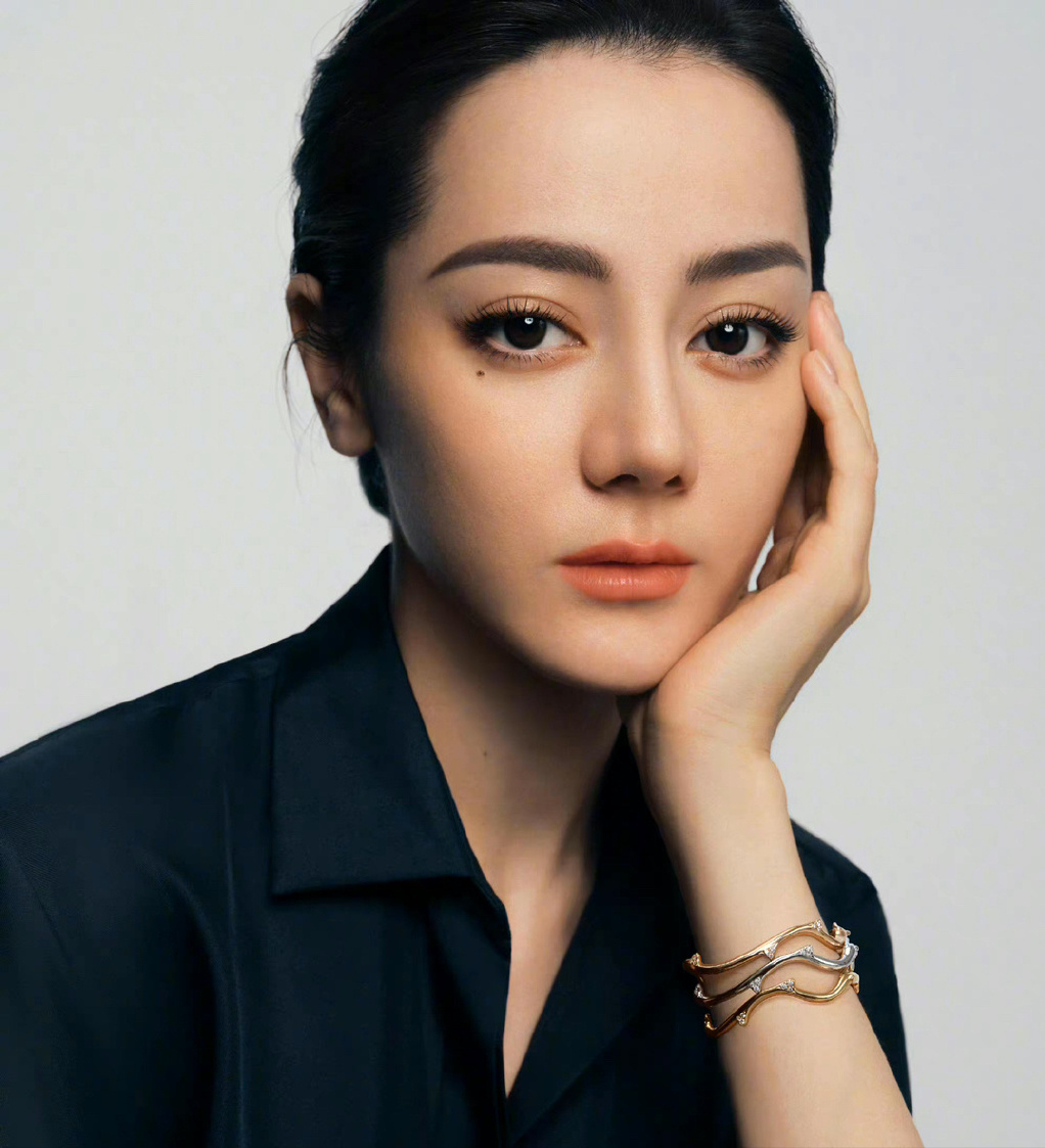 迪奥 迪奥又翻车！热巴刚官宣代言彩妆，品牌方就因质量问题被通报