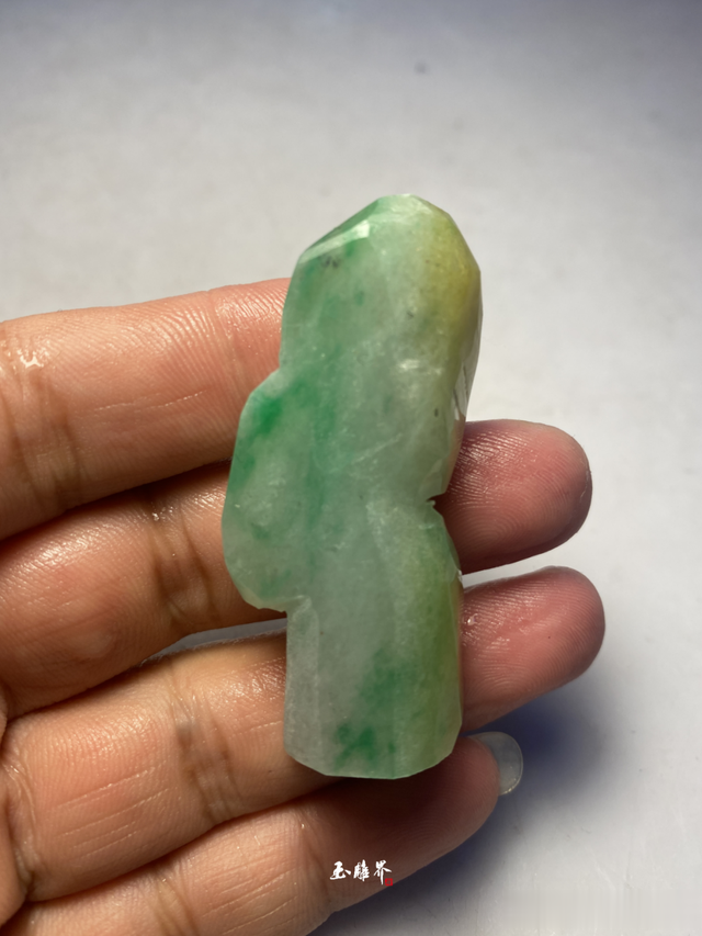 雕刻|拇指大的翡翠出佛像小摆,精悍传神!