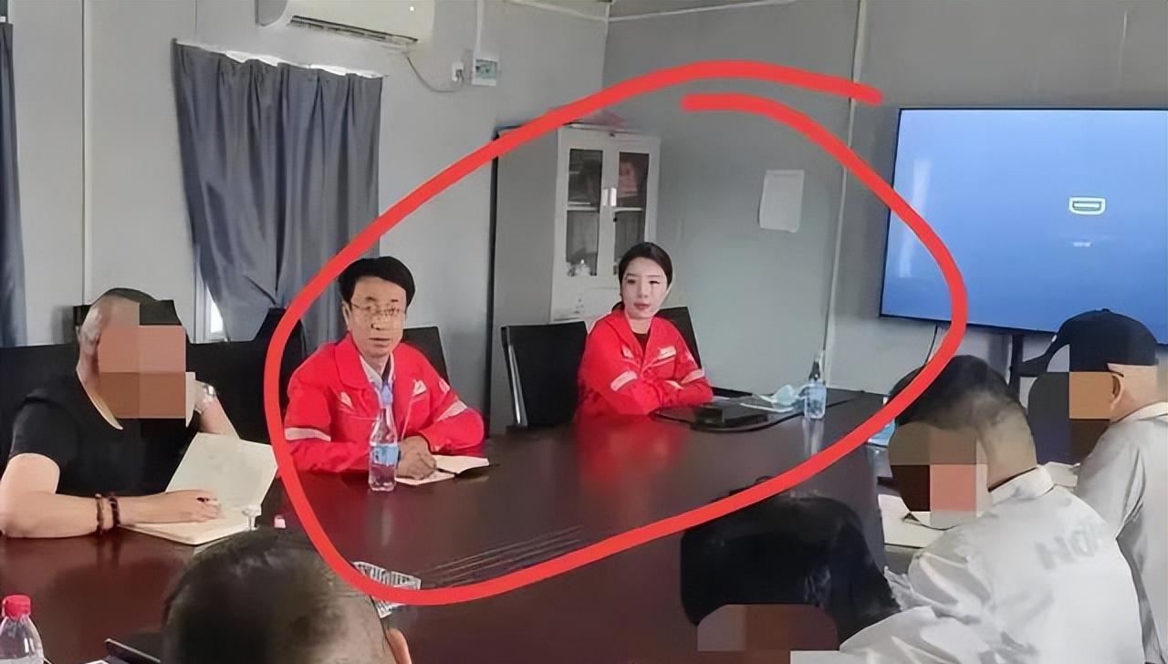 董小姐|曝中石油董事带美女逛街被拍,女主私密照被扒,身材火辣性感