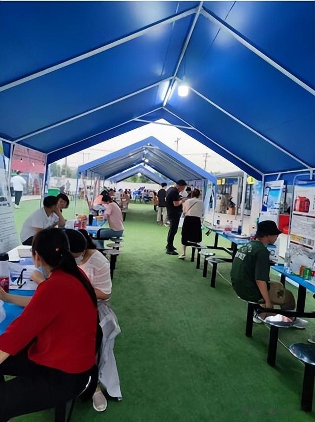 炎炎夏日丹阳“人才夜市”首开张 火爆出圈“觅人才”