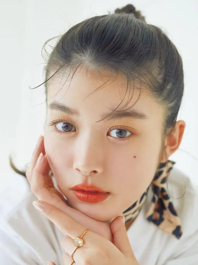 伊能静 梳丸子头不好看，是发缝没分对？