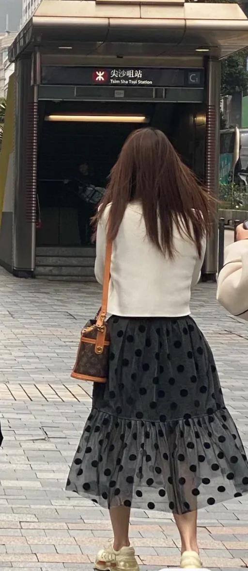 王宝强|王宝强与女友一起赴香港探望儿子,女友打扮低调但身着多件奢侈品