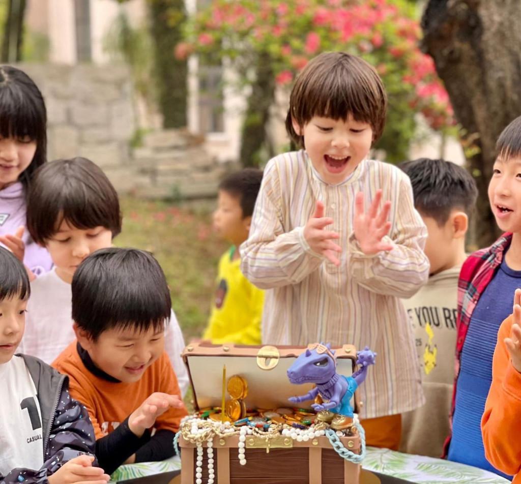 49岁名模周汶锜给混血儿子庆生!美成建模脸,俩娃又帅又软萌!