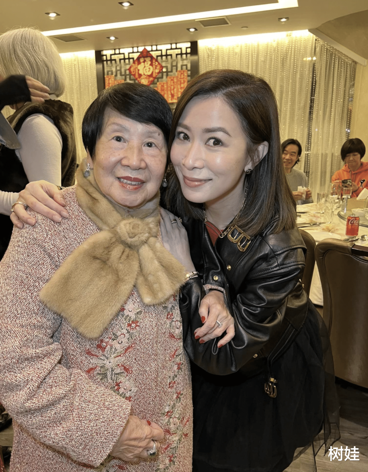 吴君如|吴君如为母亲摆寿宴，古天乐佘诗曼赞助抽奖金，70人出席场面热闹